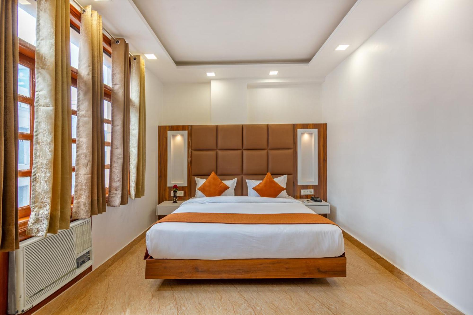 Rahul Palace By Golden Tree Near Metro Station And Ajmal Khan Market New Delhi Extérieur photo
