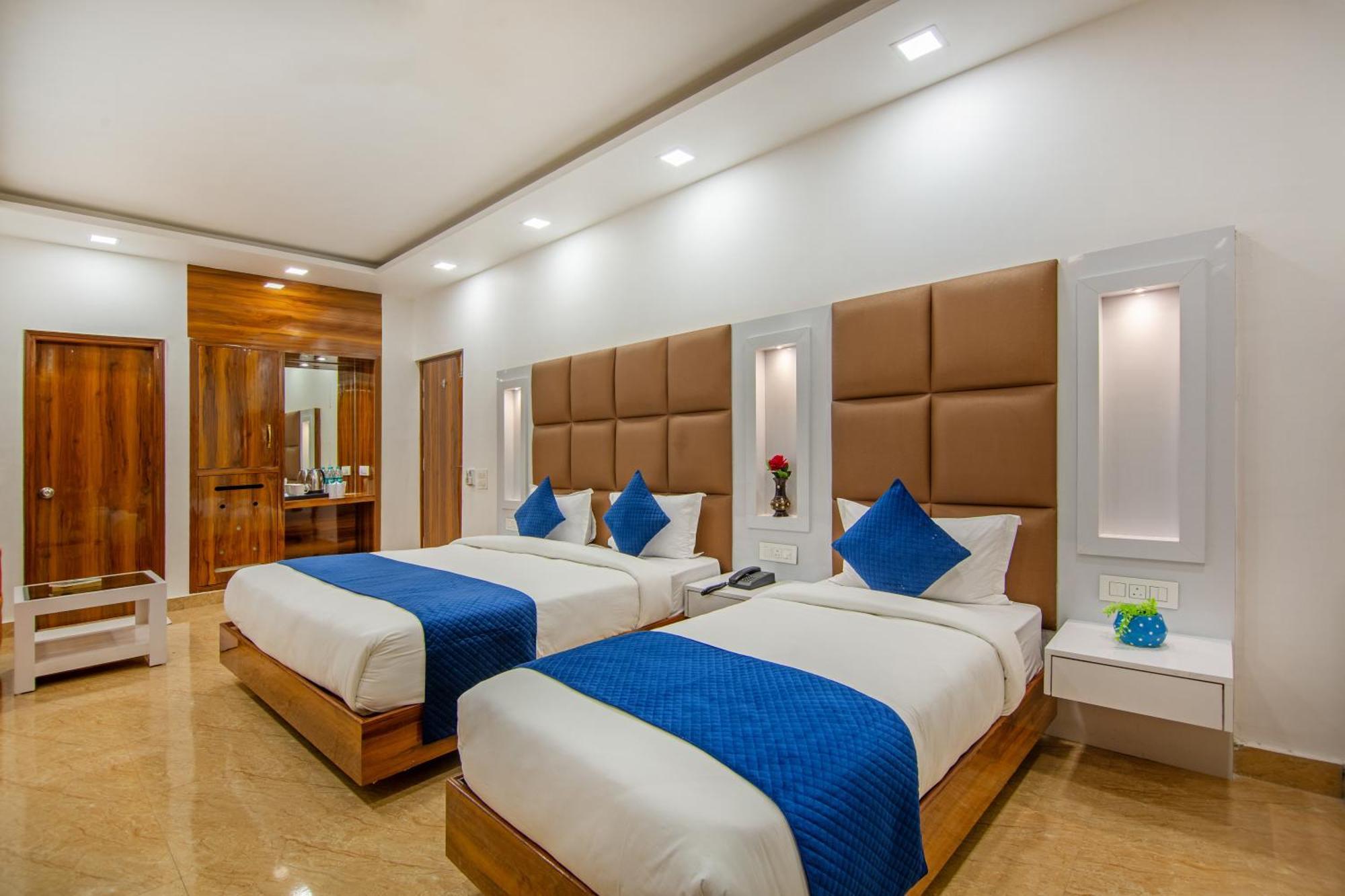 Rahul Palace By Golden Tree Near Metro Station And Ajmal Khan Market New Delhi Extérieur photo