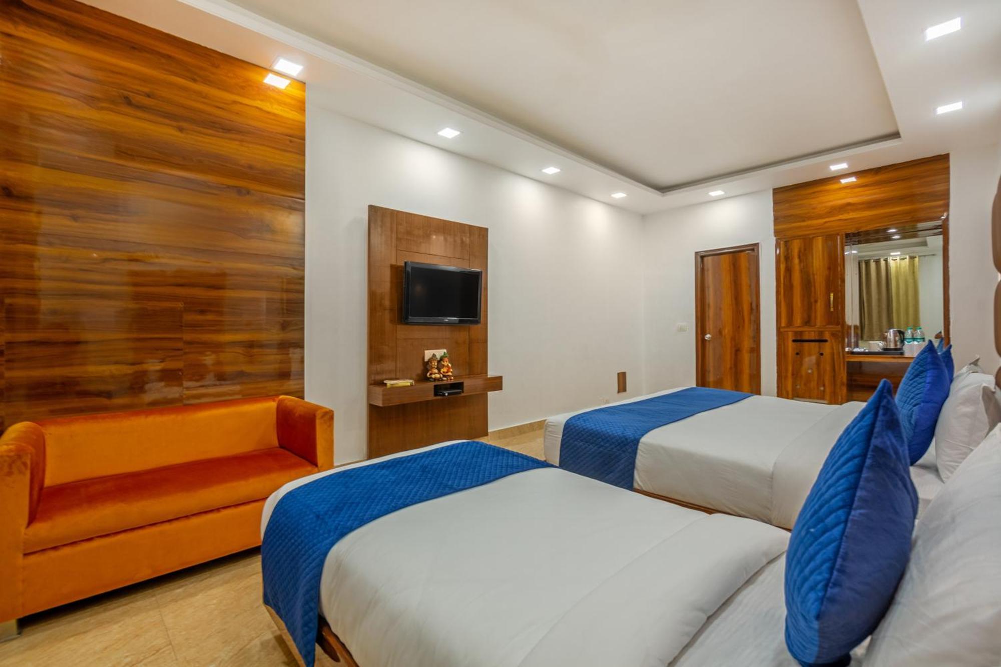 Rahul Palace By Golden Tree Near Metro Station And Ajmal Khan Market New Delhi Extérieur photo