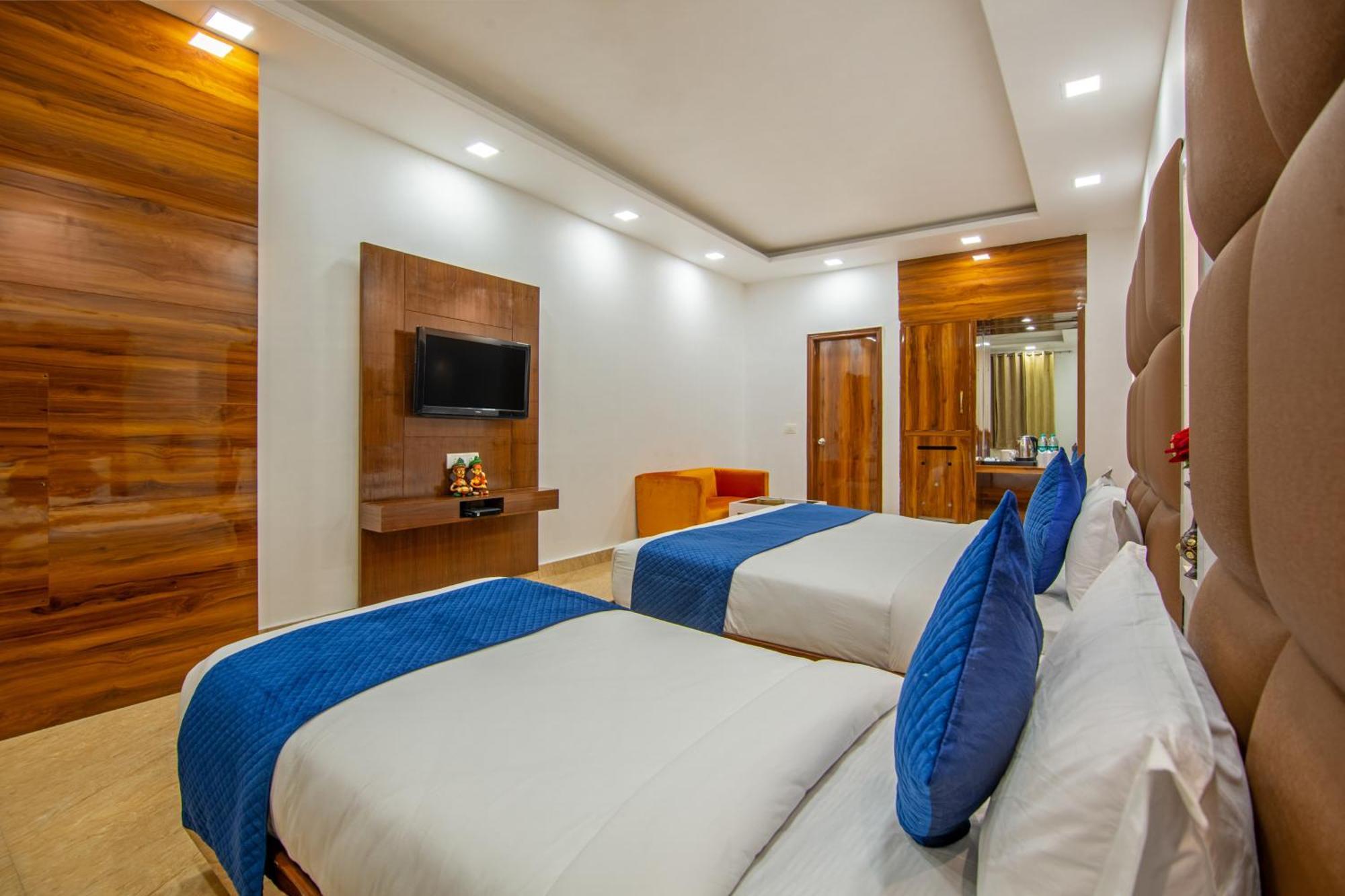 Rahul Palace By Golden Tree Near Metro Station And Ajmal Khan Market New Delhi Extérieur photo