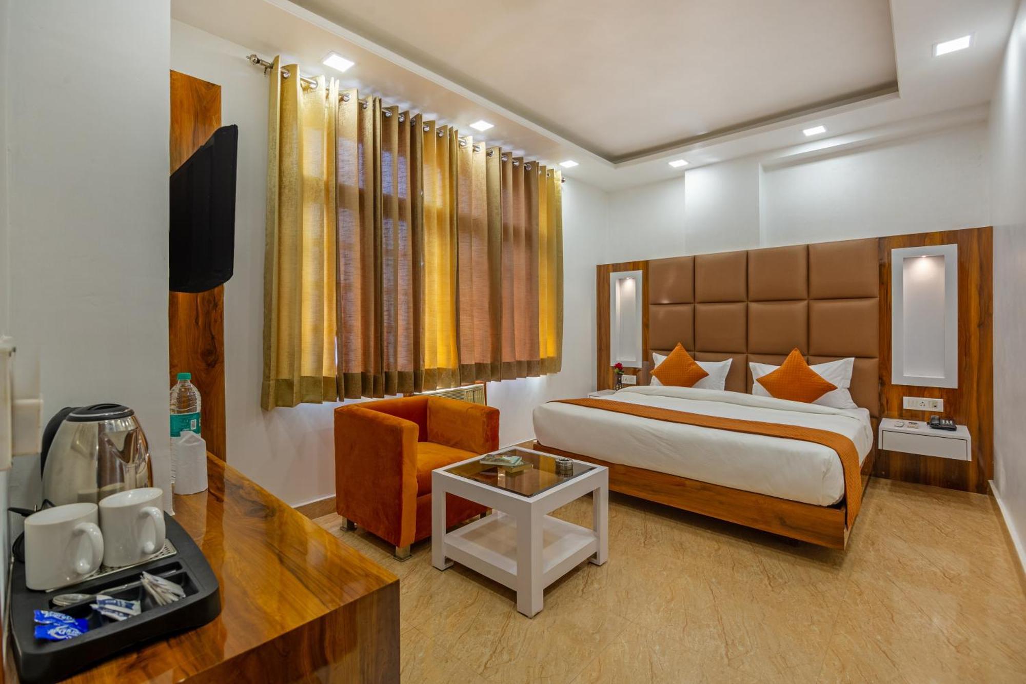 Rahul Palace By Golden Tree Near Metro Station And Ajmal Khan Market New Delhi Extérieur photo