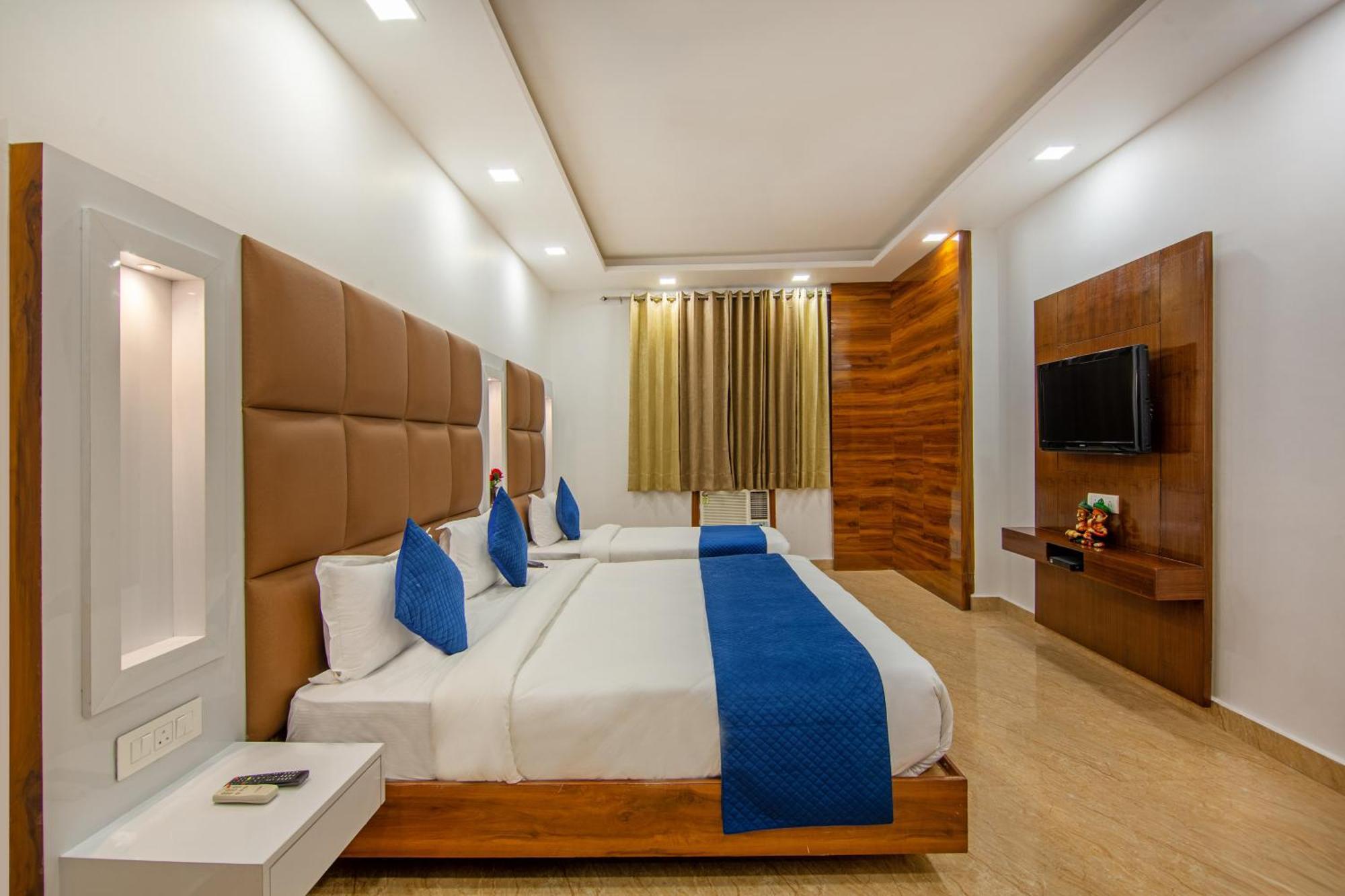 Rahul Palace By Golden Tree Near Metro Station And Ajmal Khan Market New Delhi Extérieur photo