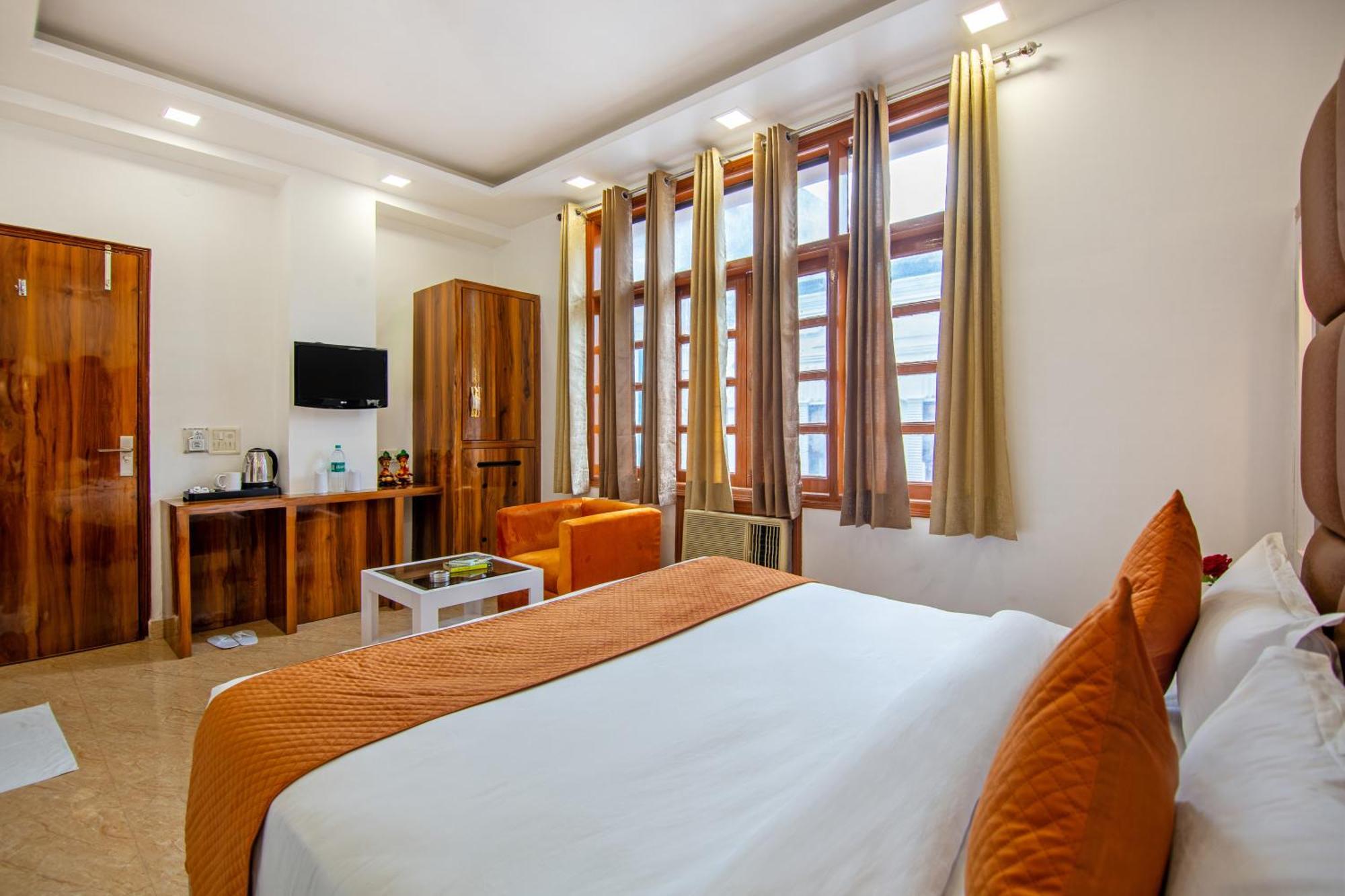 Rahul Palace By Golden Tree Near Metro Station And Ajmal Khan Market New Delhi Extérieur photo