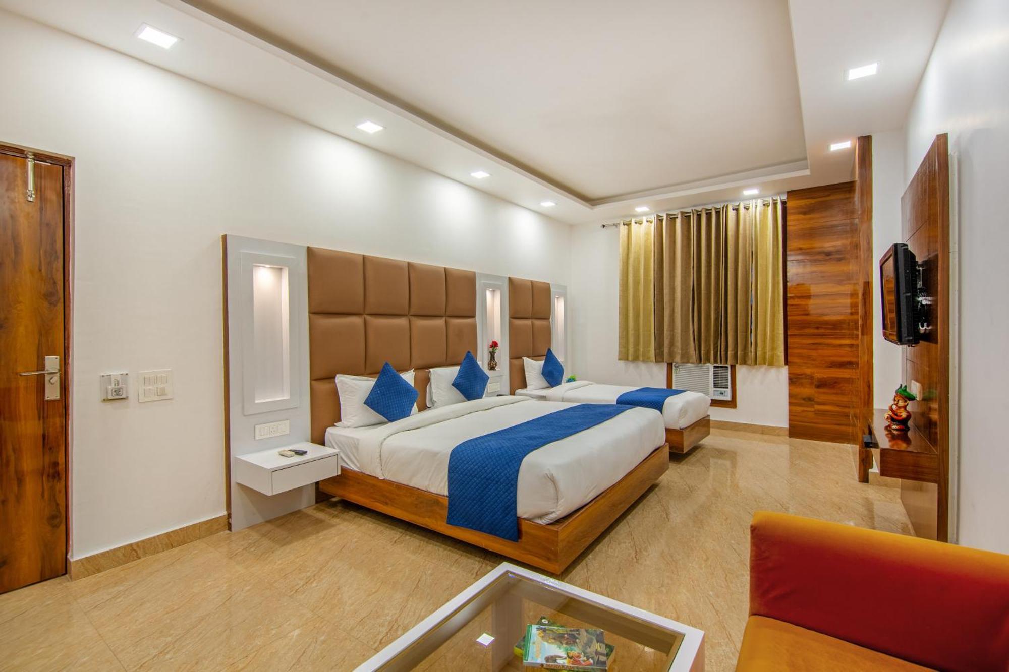 Rahul Palace By Golden Tree Near Metro Station And Ajmal Khan Market New Delhi Extérieur photo