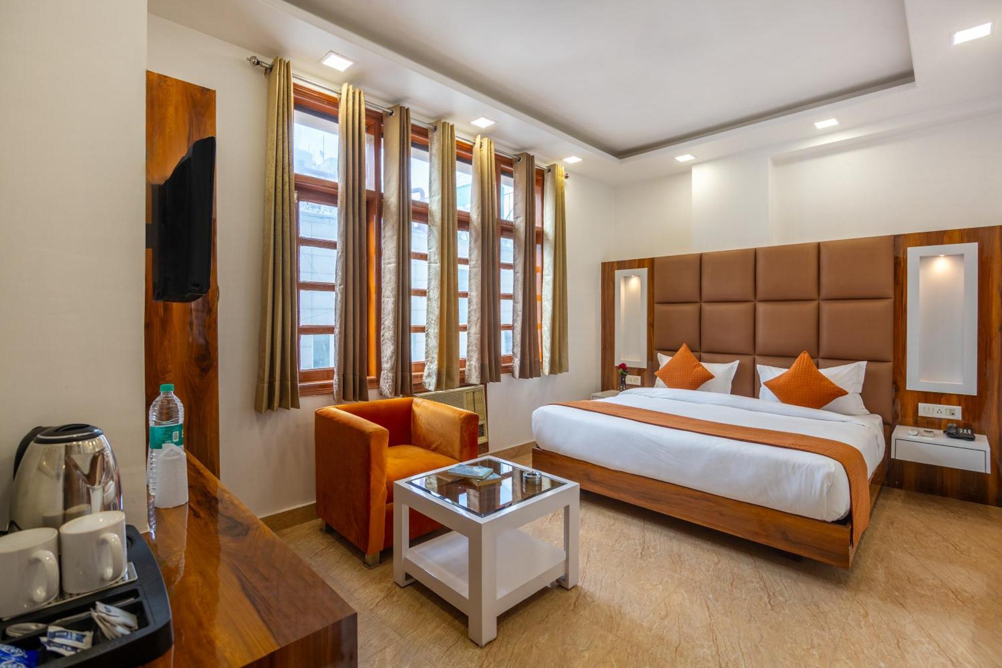 Rahul Palace By Golden Tree Near Metro Station And Ajmal Khan Market New Delhi Extérieur photo