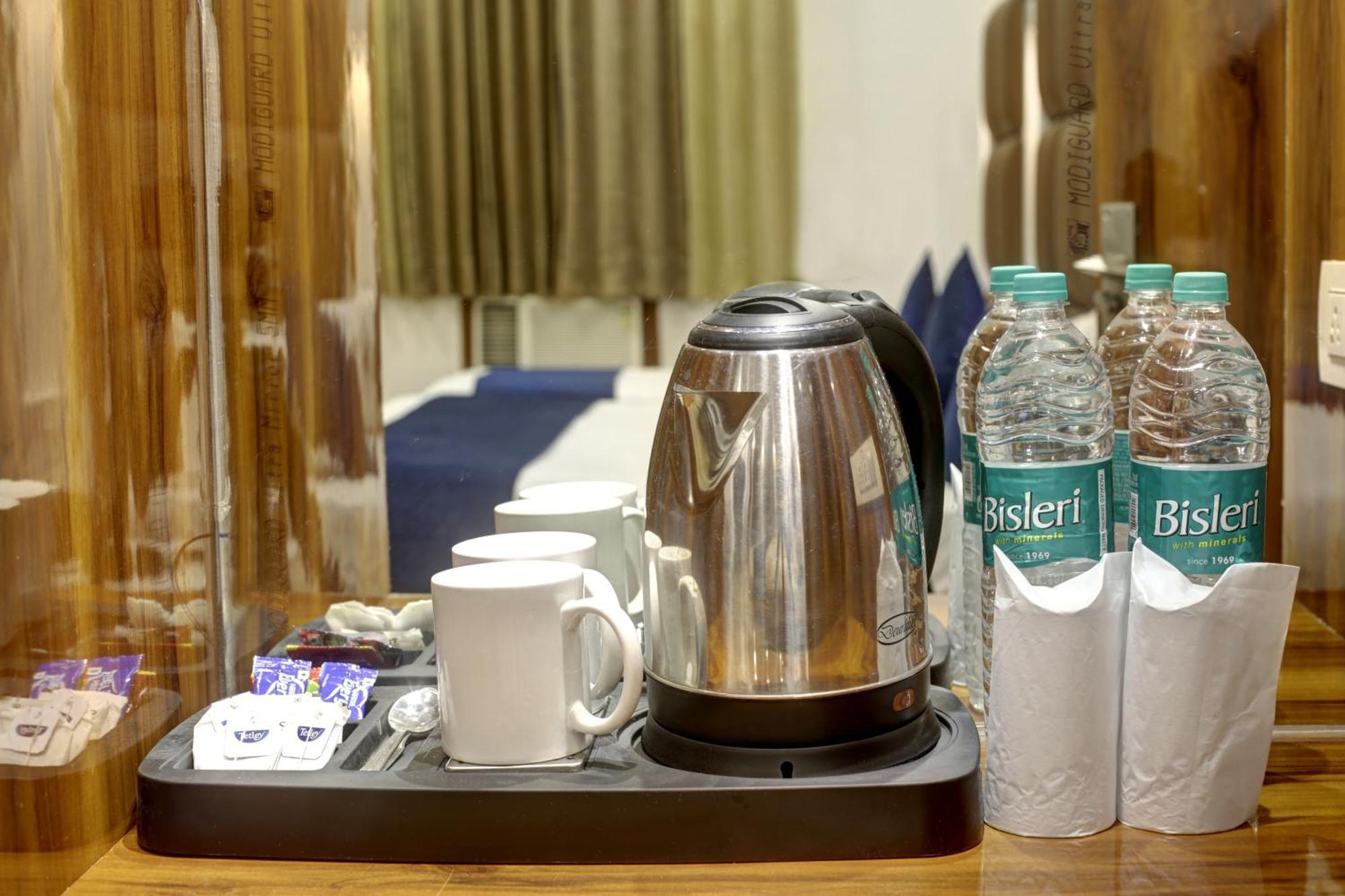 Rahul Palace By Golden Tree Near Metro Station And Ajmal Khan Market New Delhi Extérieur photo