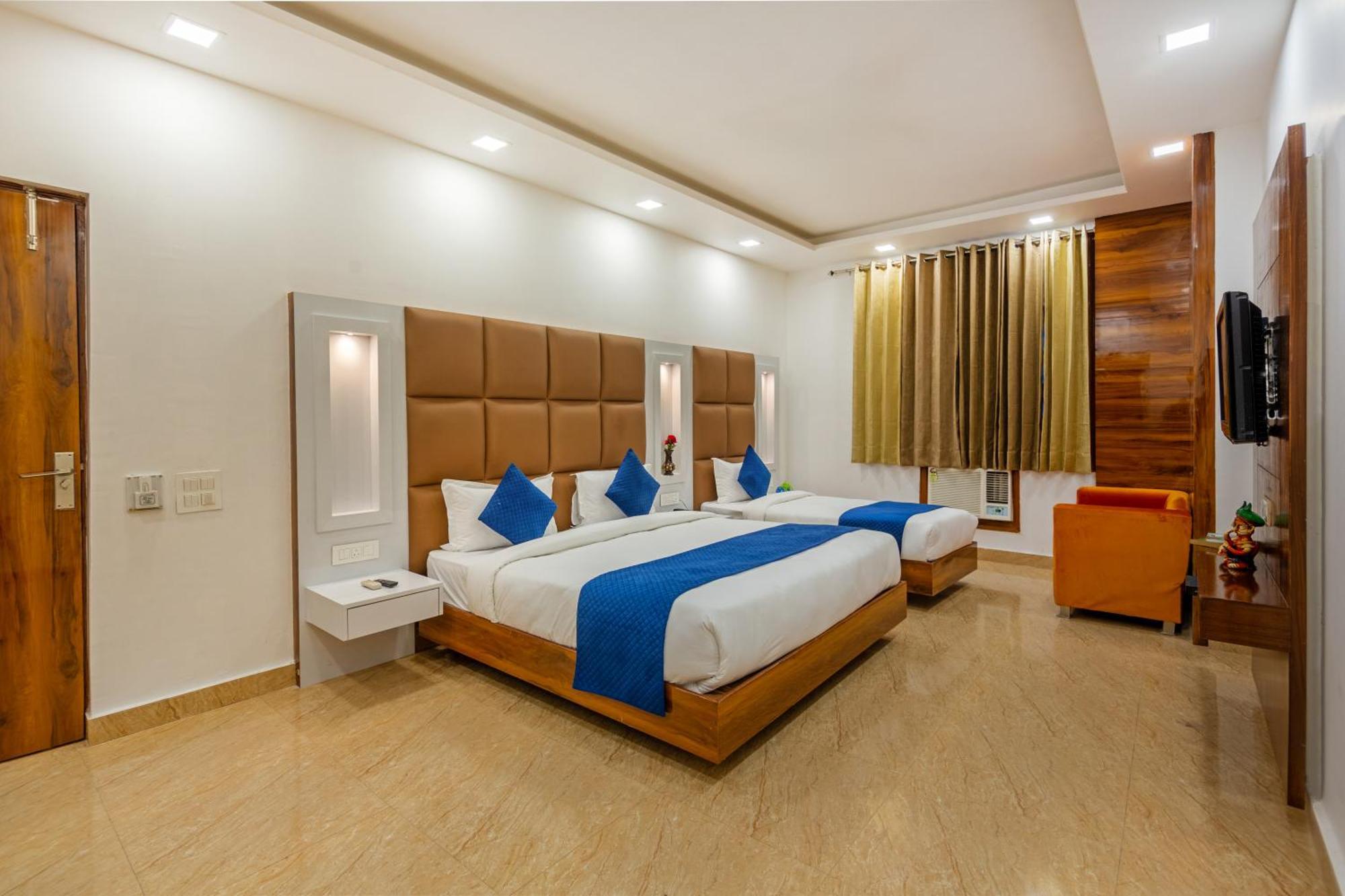 Rahul Palace By Golden Tree Near Metro Station And Ajmal Khan Market New Delhi Extérieur photo