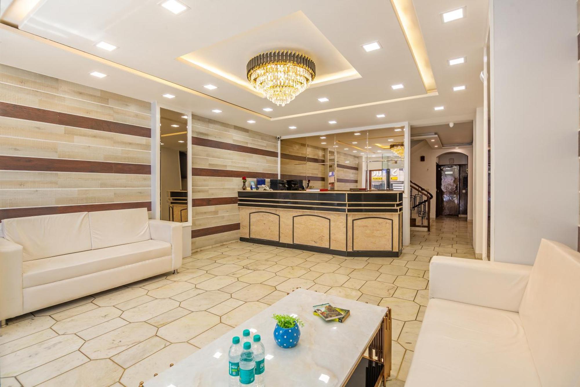 Rahul Palace By Golden Tree Near Metro Station And Ajmal Khan Market New Delhi Extérieur photo
