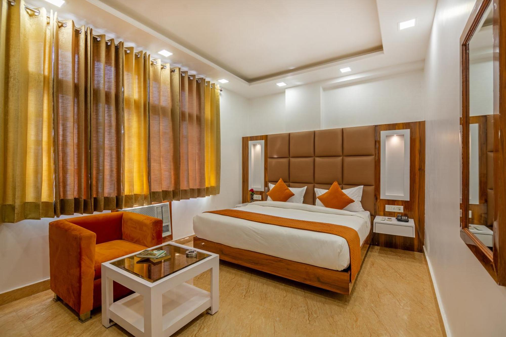 Rahul Palace By Golden Tree Near Metro Station And Ajmal Khan Market New Delhi Extérieur photo