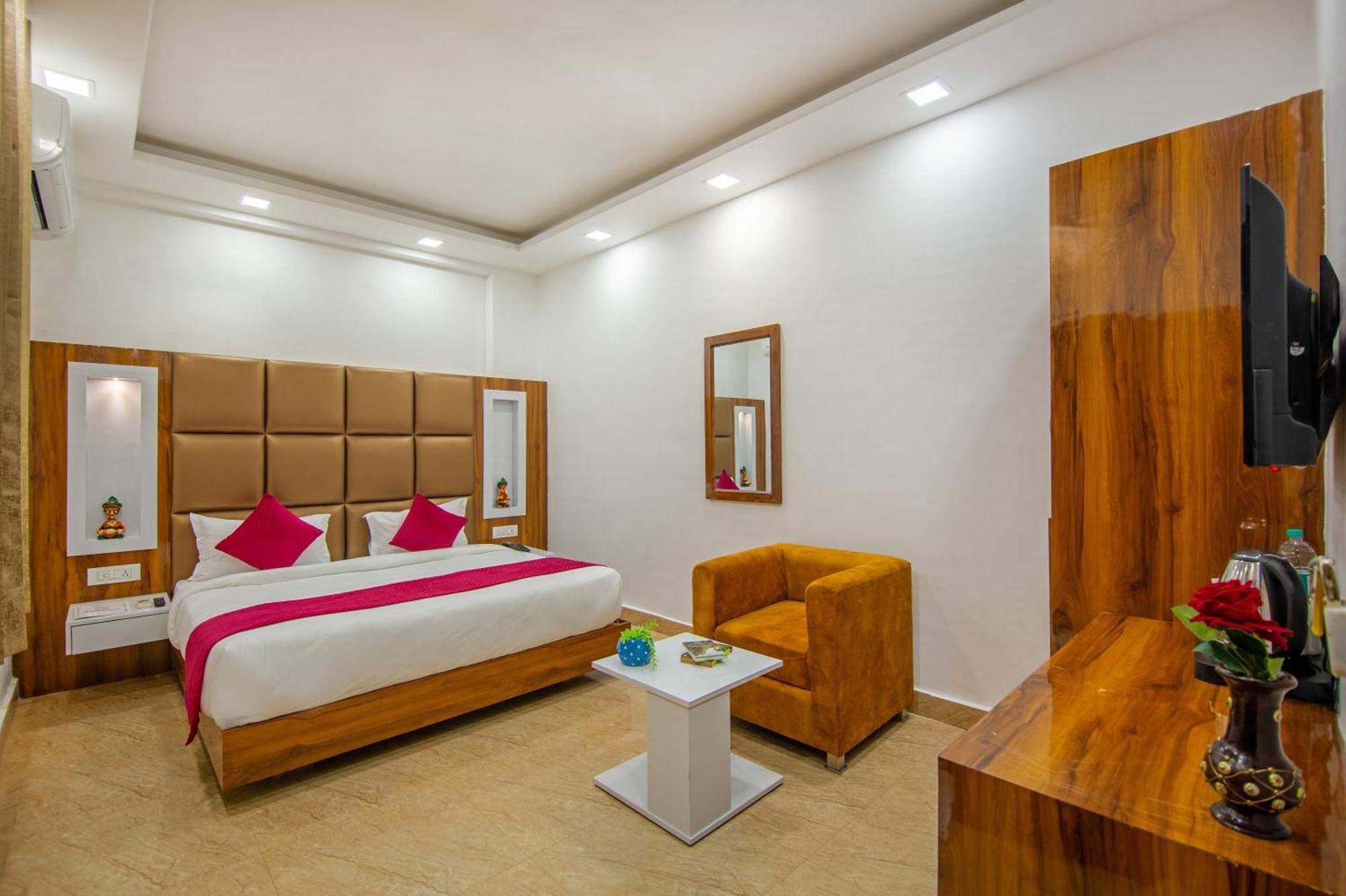 Rahul Palace By Golden Tree Near Metro Station And Ajmal Khan Market New Delhi Extérieur photo