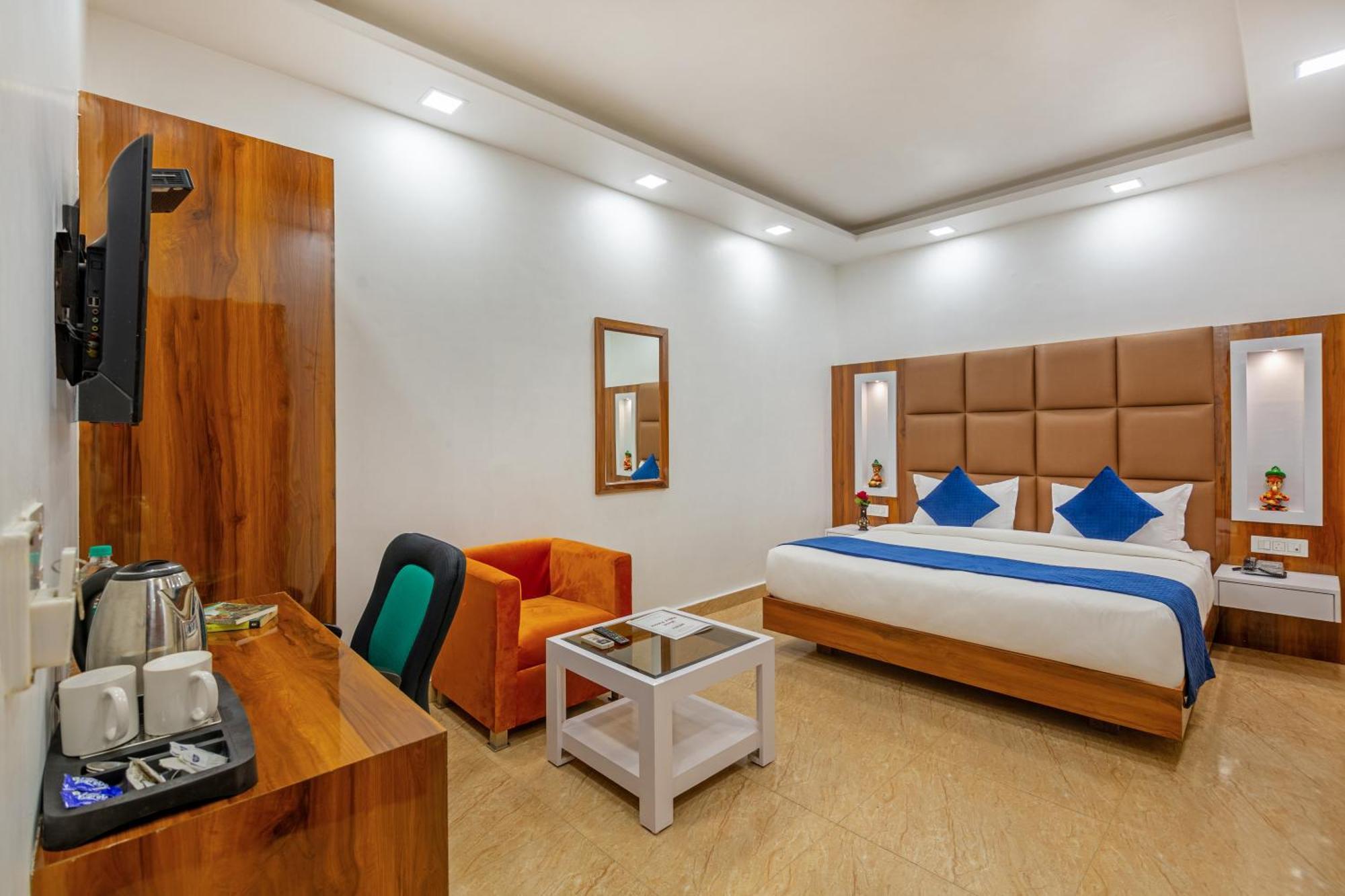 Rahul Palace By Golden Tree Near Metro Station And Ajmal Khan Market New Delhi Extérieur photo