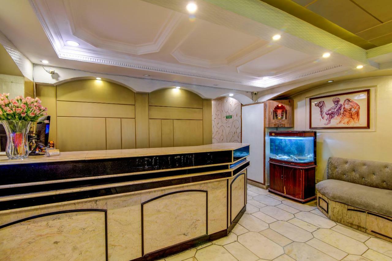Rahul Palace By Golden Tree Near Metro Station And Ajmal Khan Market New Delhi Extérieur photo