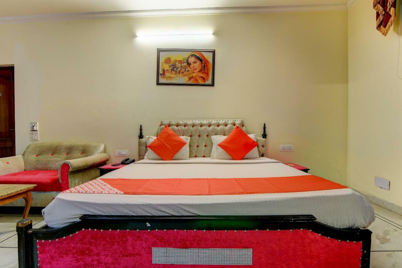 Rahul Palace By Golden Tree Near Metro Station And Ajmal Khan Market New Delhi Extérieur photo