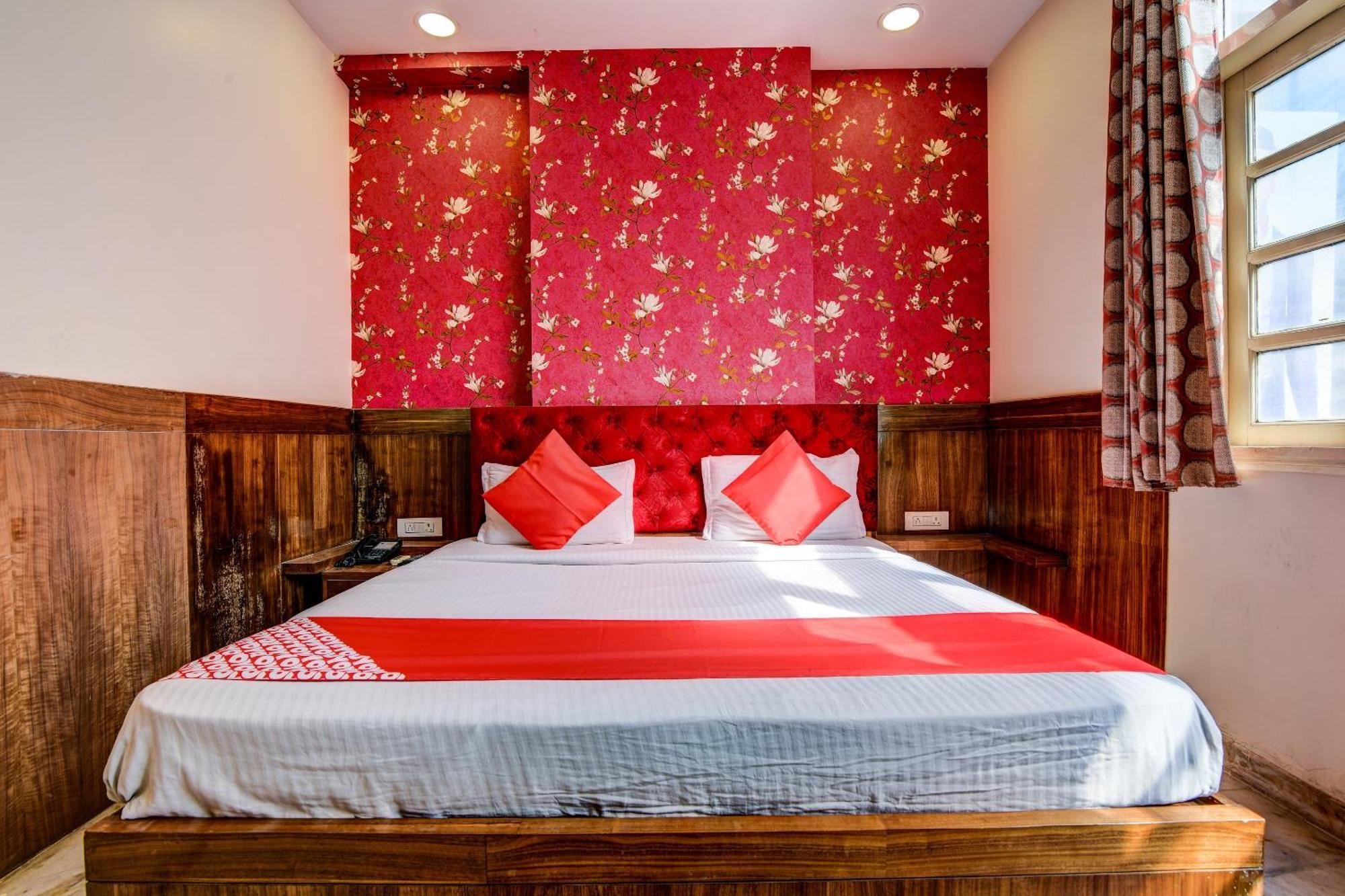Rahul Palace By Golden Tree Near Metro Station And Ajmal Khan Market New Delhi Extérieur photo