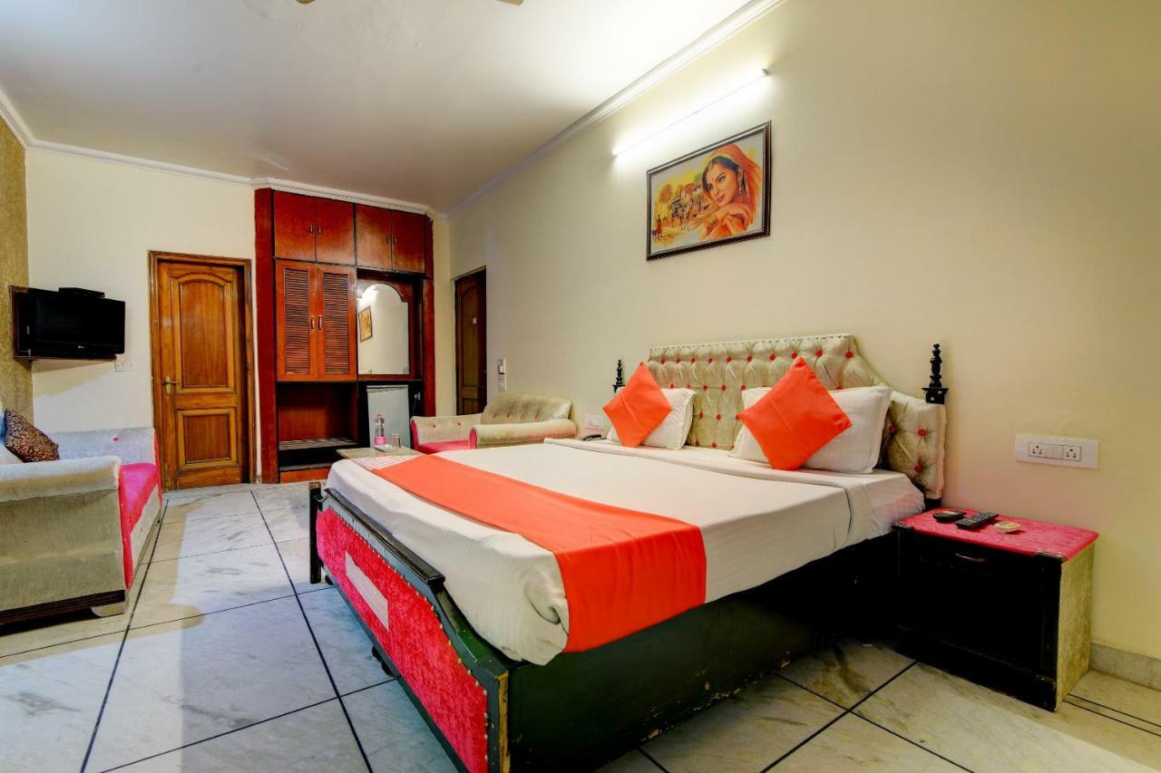 Rahul Palace By Golden Tree Near Metro Station And Ajmal Khan Market New Delhi Extérieur photo